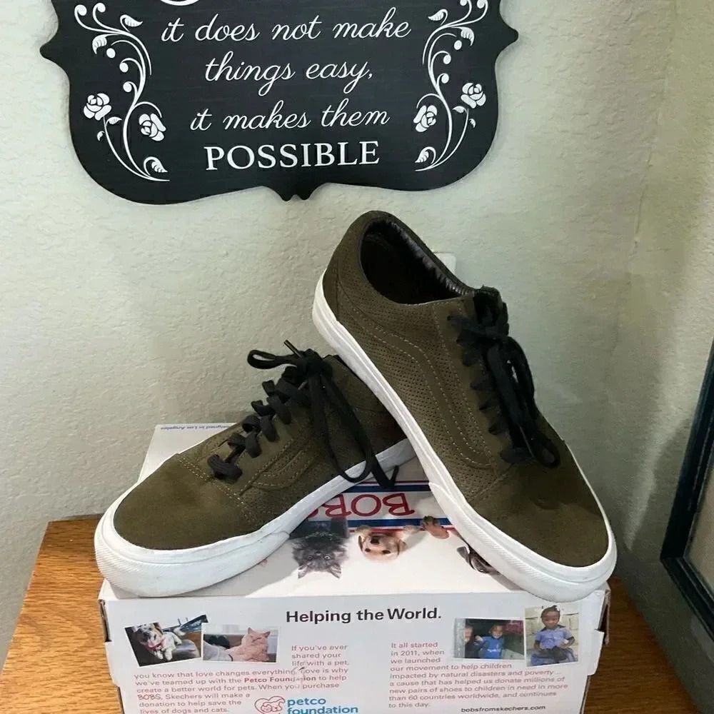 EUC Vans Dark Green / Black Laces Men Size 6, Women Size 7 1/2